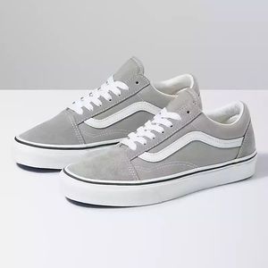 VANS OLD SKOOL SHOE - SIZE 8